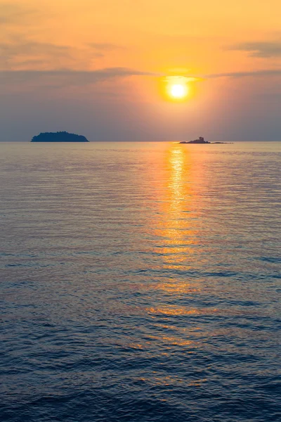 Прекрасний захід сонця на морі — стокове фото
