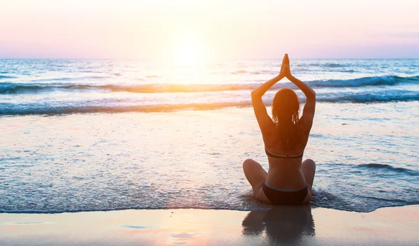 Silhuett kvinna praktisera yoga — Stockfoto