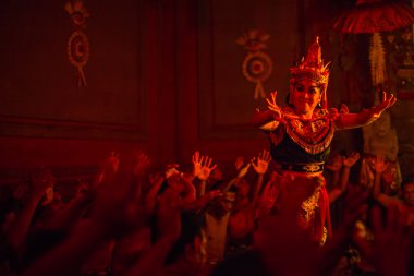 Kimliği belirsiz dansçılar geleneksel dans performans