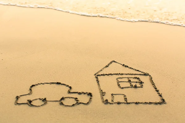 Carro e casa desenhados na praia de areia — Fotografia de Stock