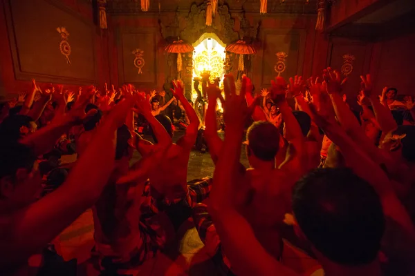 Dansçılar geleneksel Bali dansı yapıyorlar.