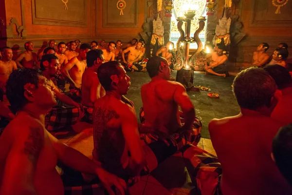 Danseurs exécutant la danse balinaise traditionnelle — Photo