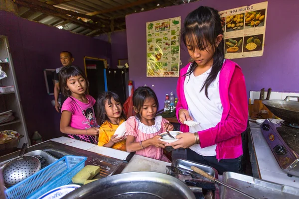 Les enfants non identifiés obtiennent de la nourriture — Photo