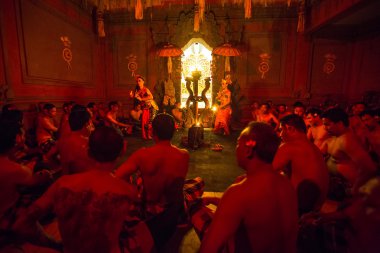 Dansçılar geleneksel Bali dansı yapıyorlar.