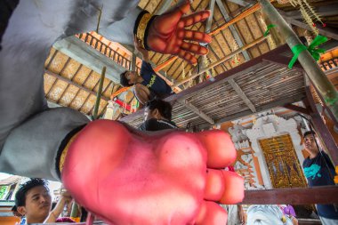 İnsanlar inşa Ogoh-ogoh sırasında