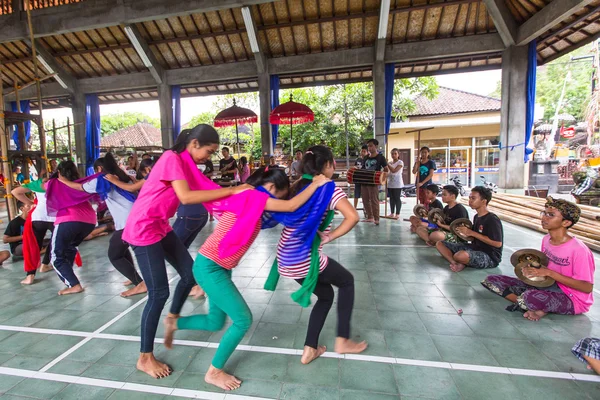 Teenagers at time of preparations for Ngrupuk parade — 스톡 사진