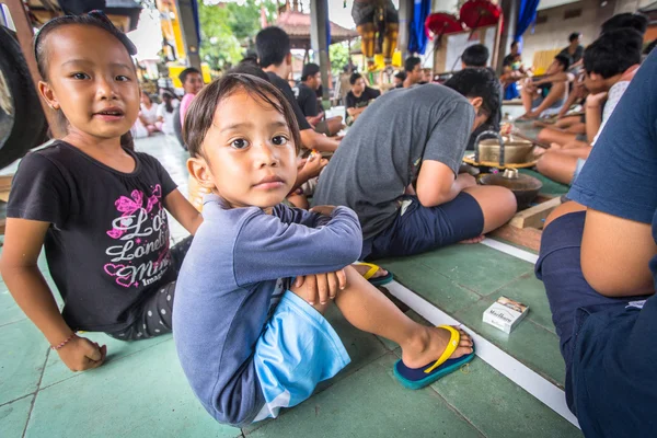 Enfants au moment de la préparation du défilé Ngrupuk — Photo