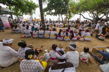 İnsanlar töreni Melasti ayin sırasında