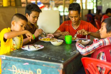 Öğle yemeği zamanında sınıfta çocuklar