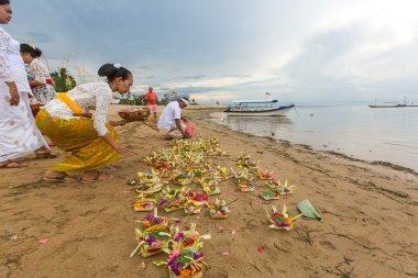 İnsanlar töreni Melasti ayin sırasında.