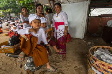 İnsanlar töreni Melasti ayin sırasında.