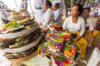 İnsanlar töreni Melasti ayin sırasında.