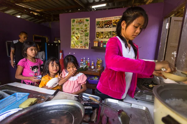 子供は、学校で昼食時に食糧を得る — ストック写真