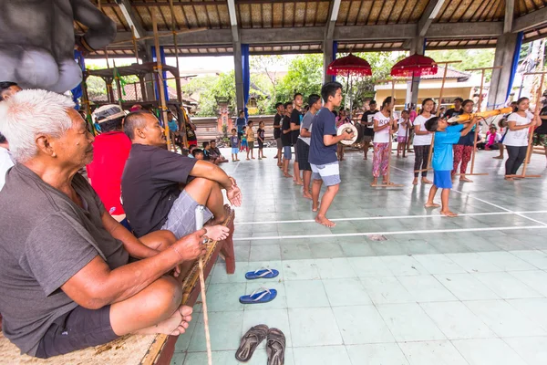 Adolescentes en el momento de los preparativos para el desfile de Ngrupuk — Foto de Stock