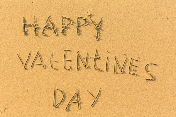 Happy Walentynki-tekst na plaży. — Zdjęcie stockowe