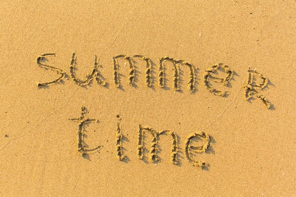 Zomertijd-tekst op het strand. — Stockfoto