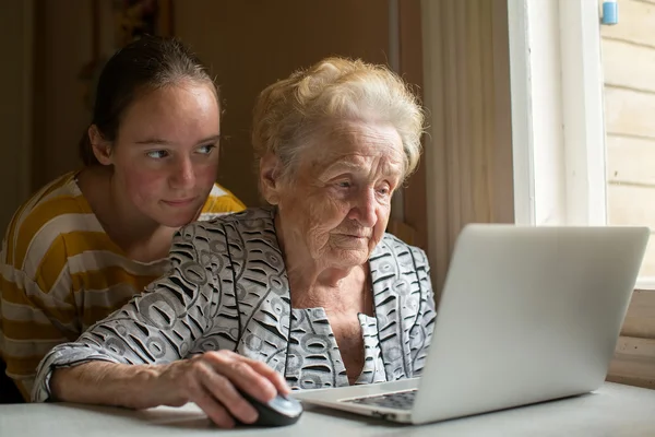 Nieta enseña a su abuela —  Fotos de Stock