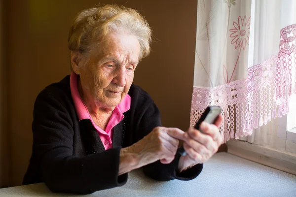 Mujer escribiendo en el teléfono inteligente . — Foto de Stock