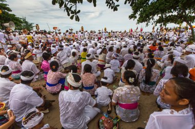 İnsanlar gerçekleştirilen Melasti ayin sırasında.