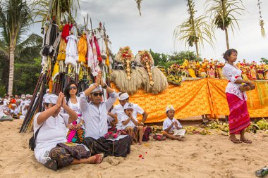 İnsanlar gerçekleştirilen Melasti ayin sırasında