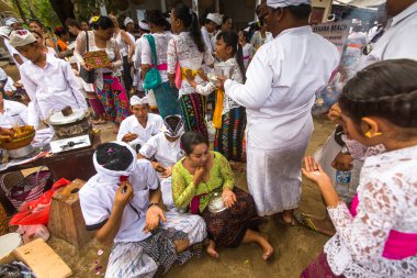 İnsanlar gerçekleştirilen Melasti ayin sırasında
