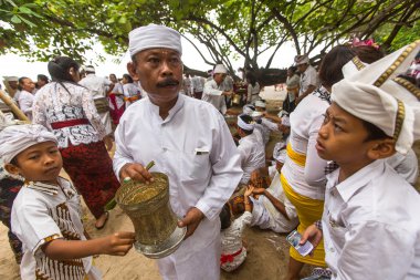 İnsanlar Melasti ayin sırasında