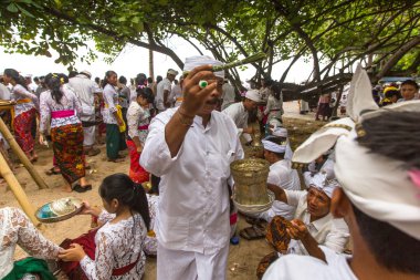 İnsanlar gerçekleştirilen Melasti ayin sırasında.