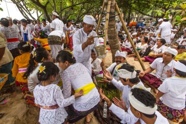 İnsanlar Melasti ayin sırasında