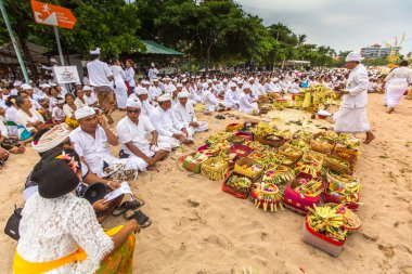 İnsanlar gerçekleştirilen Melasti ayin sırasında