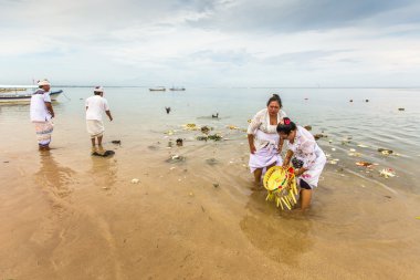 İnsanlar Melasti ayin sırasında.