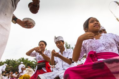 İnsanlar Melasti ayin sırasında