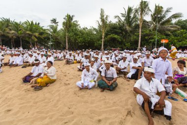 İnsanlar Melasti ayin sırasında