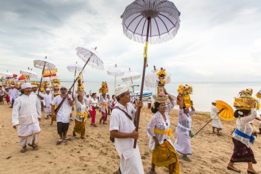 İnsanlar Melasti ayin sırasında
