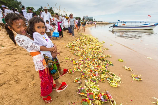 People during performed Melasti Ritual — Stock Photo, Image