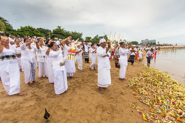 Pessoas durante o Ritual de Melasti realizado — Fotografia de Stock