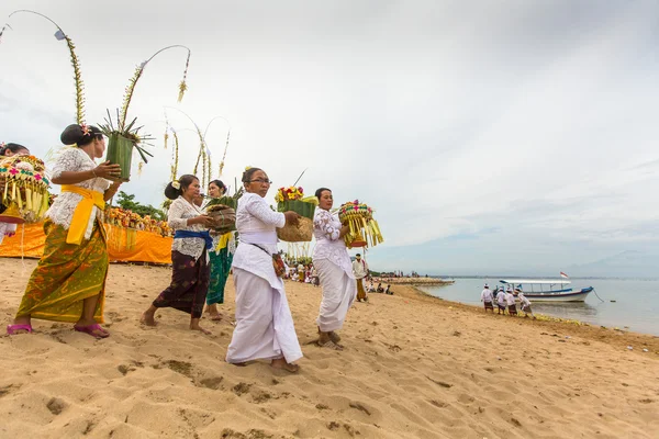 Människor under Melasti Ritual — Stockfoto