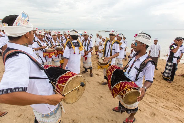 Pessoas durante o Ritual de Melasti — Fotografia de Stock