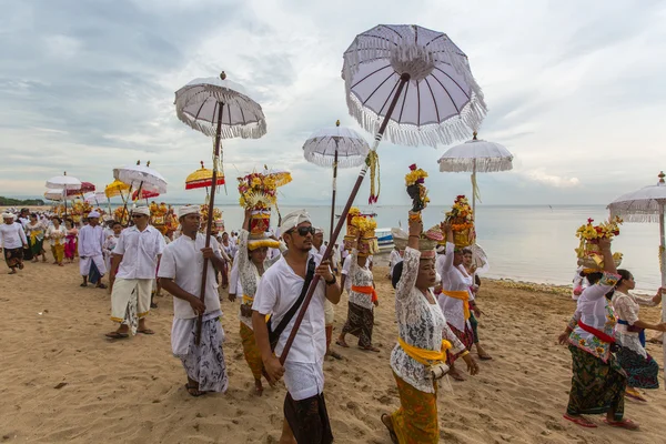 Människor under ceremonin Melasti Ritual — Stockfoto