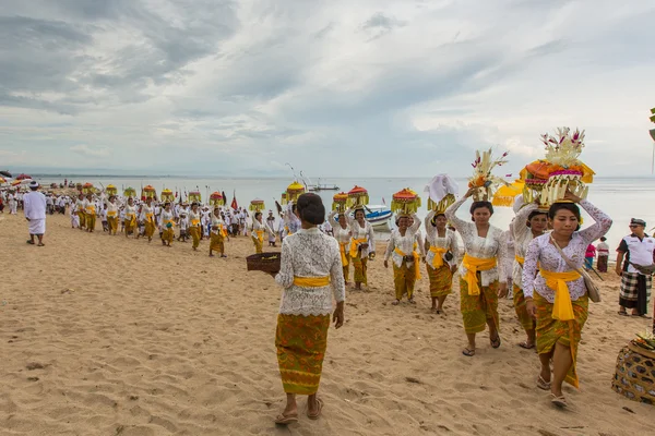 Människor under ceremonin Melasti Ritual. — Stockfoto