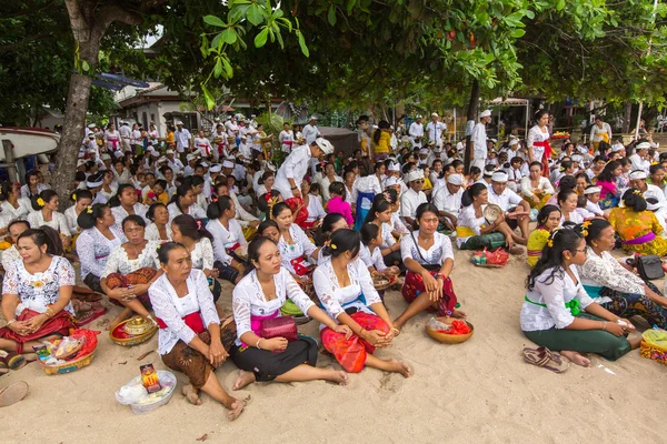 People during ceremony Melasti Ritual. — Stock Photo, Image