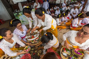 İnsanlar töreni Melasti ayin sırasında