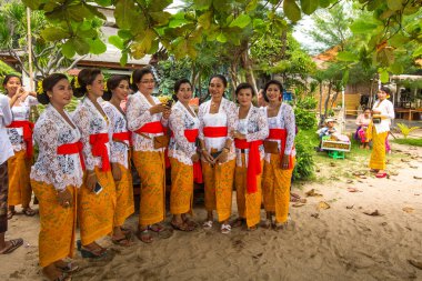 İnsanlar gerçekleştirilen Melasti ayin sırasında