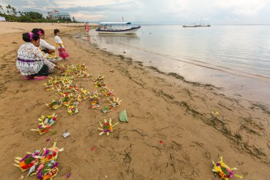 İnsanlar gerçekleştirilen Melasti ayin sırasında