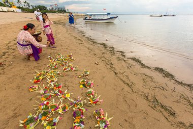 İnsanlar Melasti ayin sırasında