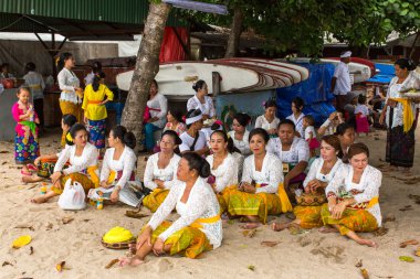 İnsanlar Melasti ayin sırasında