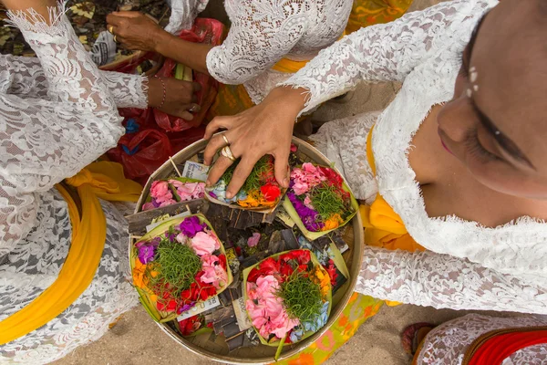 Mensen tijdens de ceremonie Melasti ritueel — Stockfoto