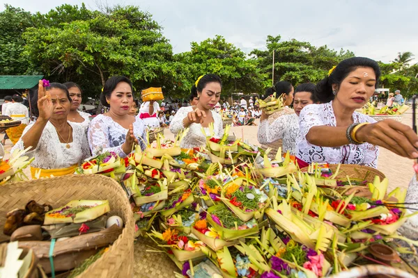 People during performed Melasti Ritual — Stock Photo, Image
