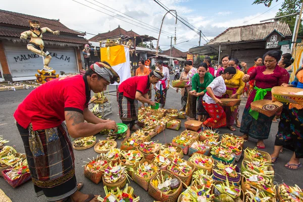 Pessoas durante a celebração de Nyepi — Fotografia de Stock