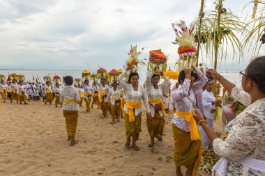 İnsanlar Melasti ayin sırasında.