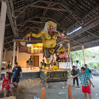 Ogoh-ogoh inşa sırasında insanlar heykeller vardır